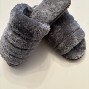Gray Plush Open-Toe Slippers for Comfort